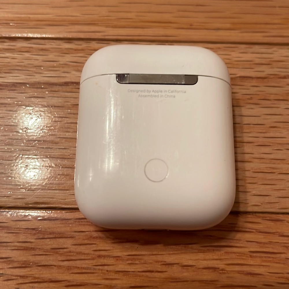 2nd generation Apple AirPod charging case